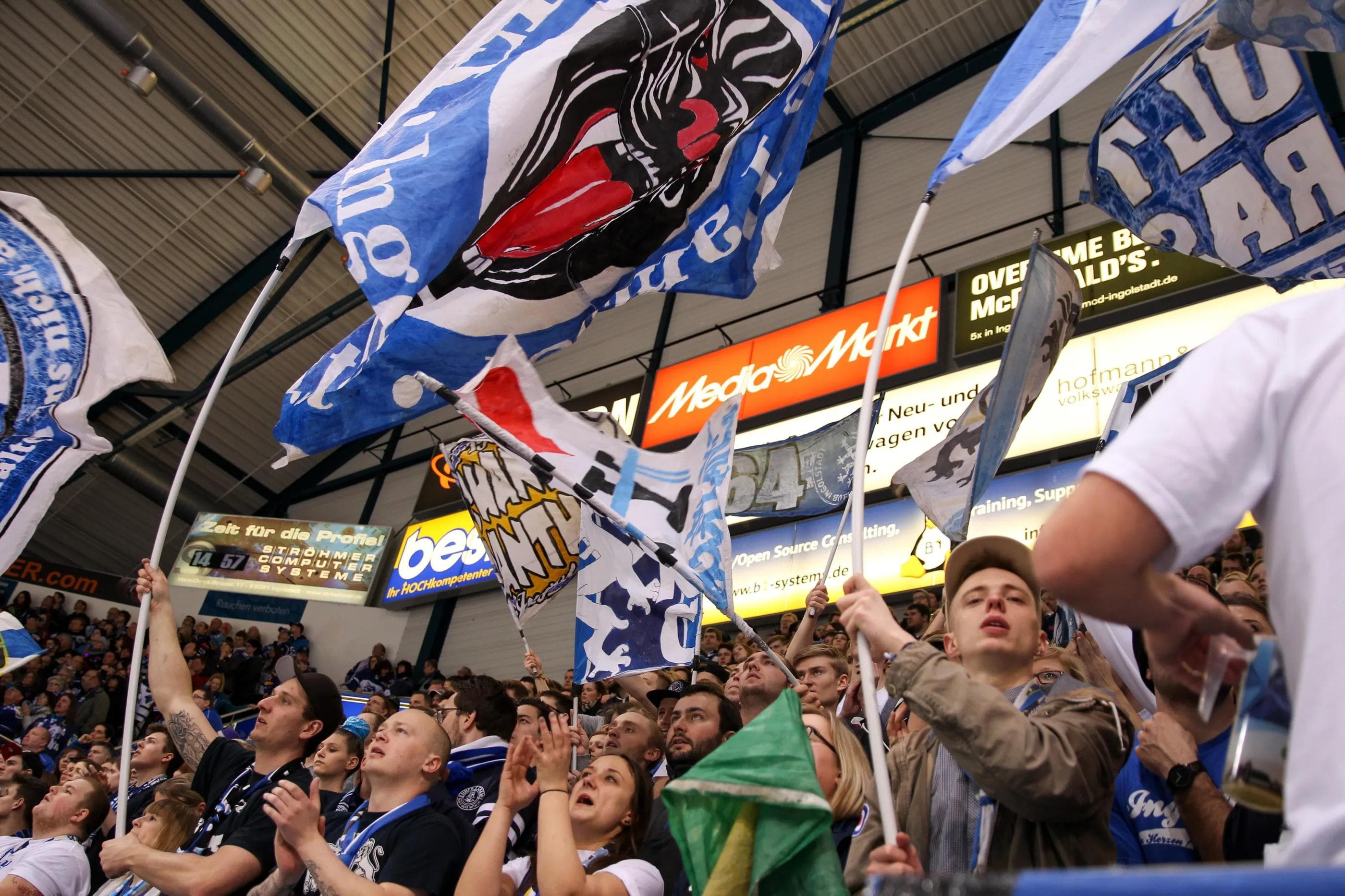 Die Fans in der Saturn Arena haben für feurige Stimmung gesorgt. Foto: Jürgen Meyer / kbumm.de