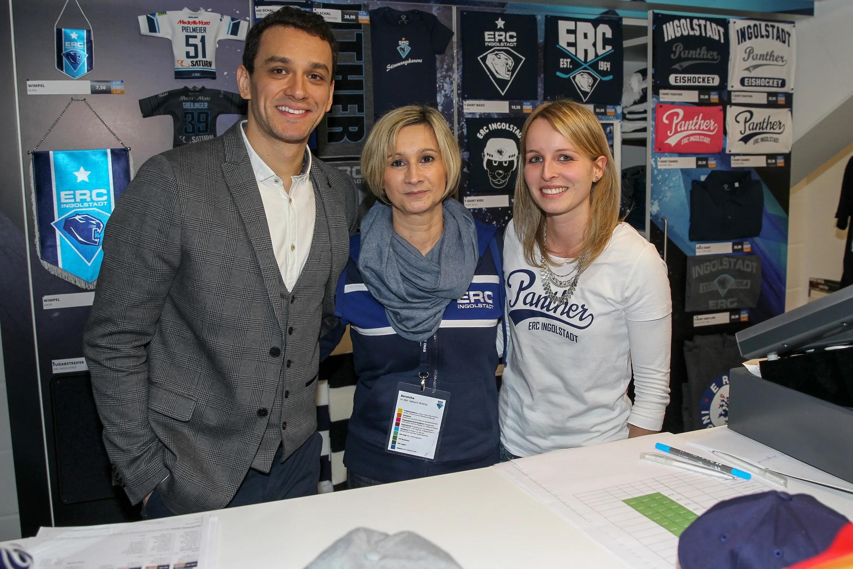 Brian Salcido half bei der Eröffnung des Fanshops als Verkäufer mit. Foto: Jürgen Meyer / kbumm.de