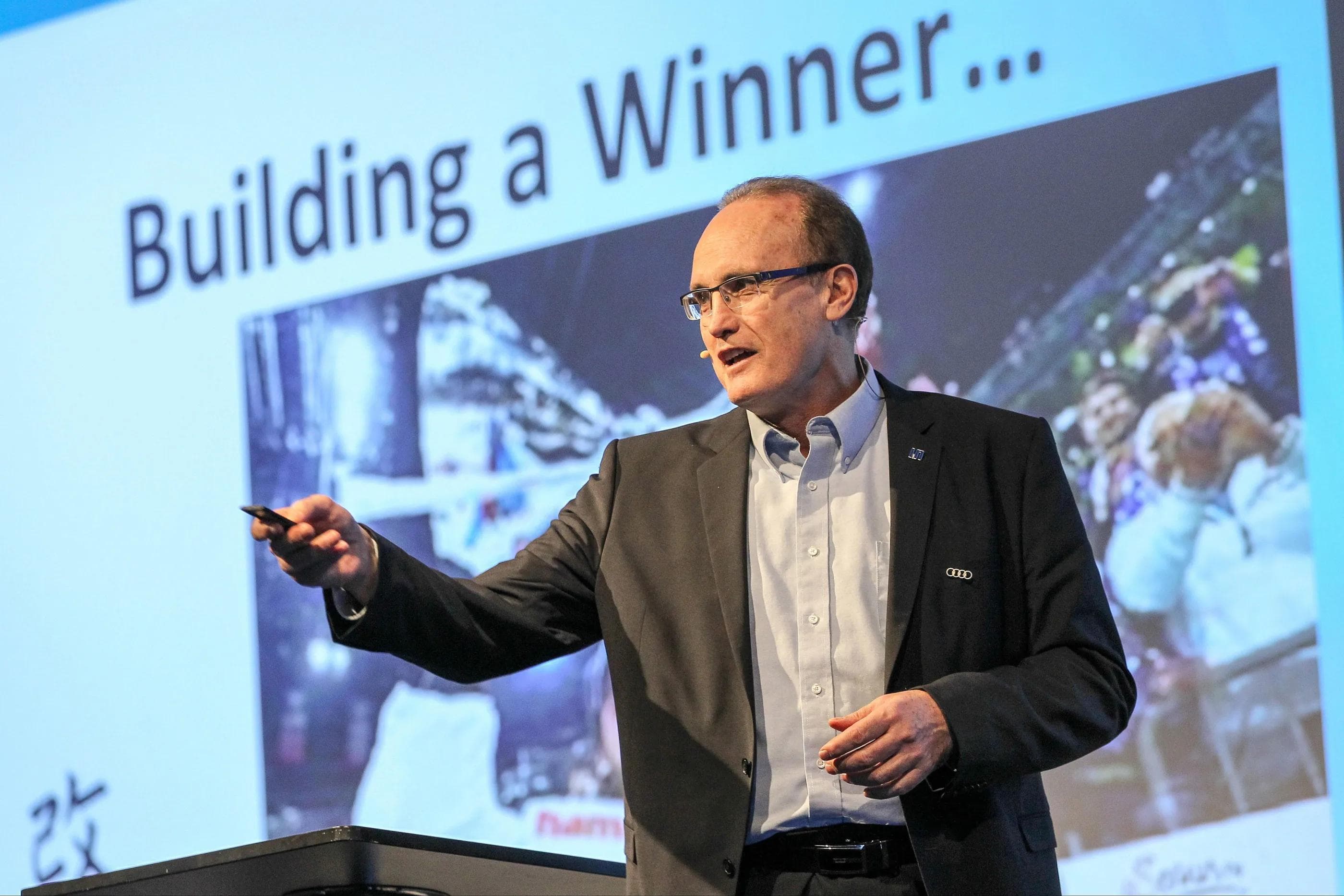 "Building a winner" - Headcoach Larry Huras begeistert mit seinem Vortrag zum Ende des Workshops... - Foto: Bösl