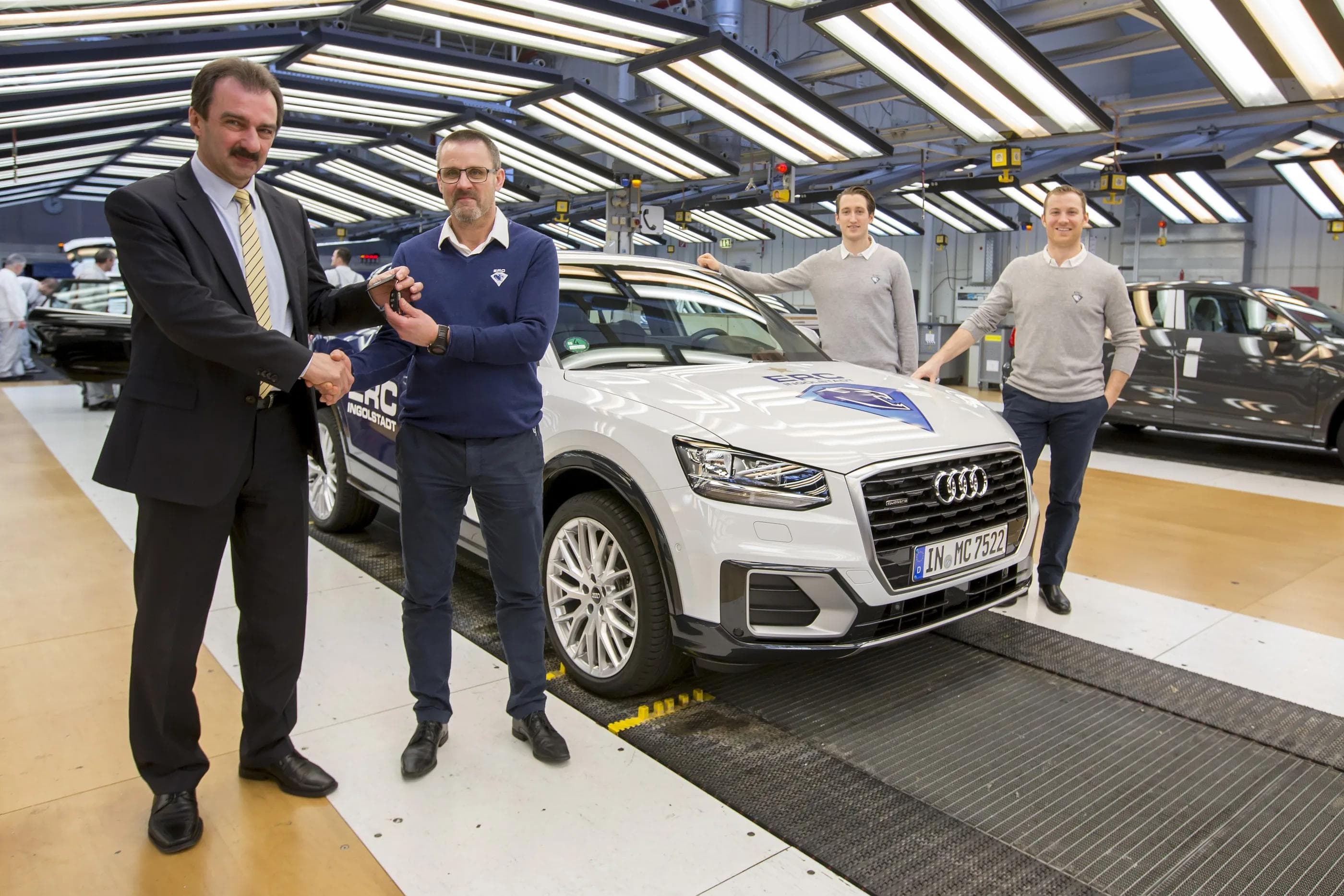 Werkleiter Albert Mayer übergibt den Schlüssel an Trainer Tommy Samuelsson. Foto: Audi