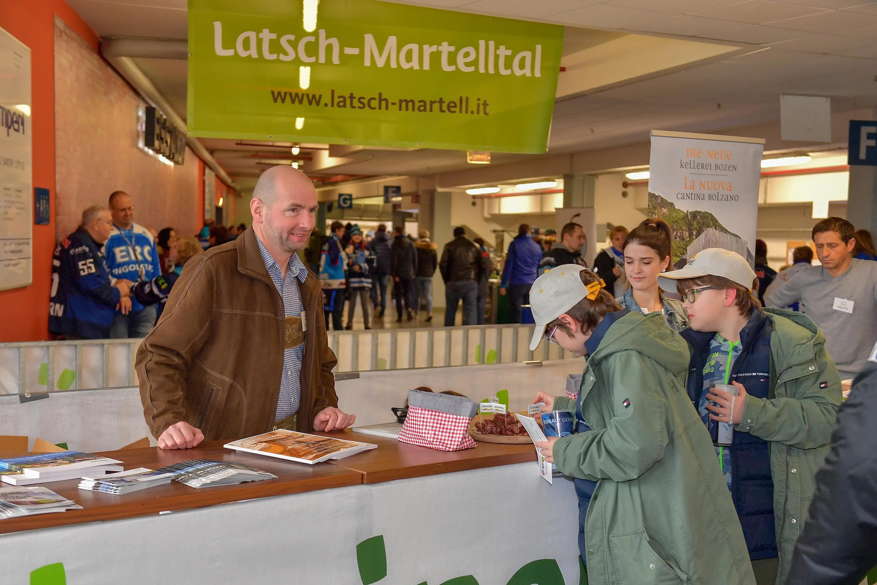 Die Südtiroler aus Latsch boten Happerl von Südtiroler Spezialitäten an und berieten zu Urlaubsreisen.
Foto: Johannes TRAUB / ST-Foto.de