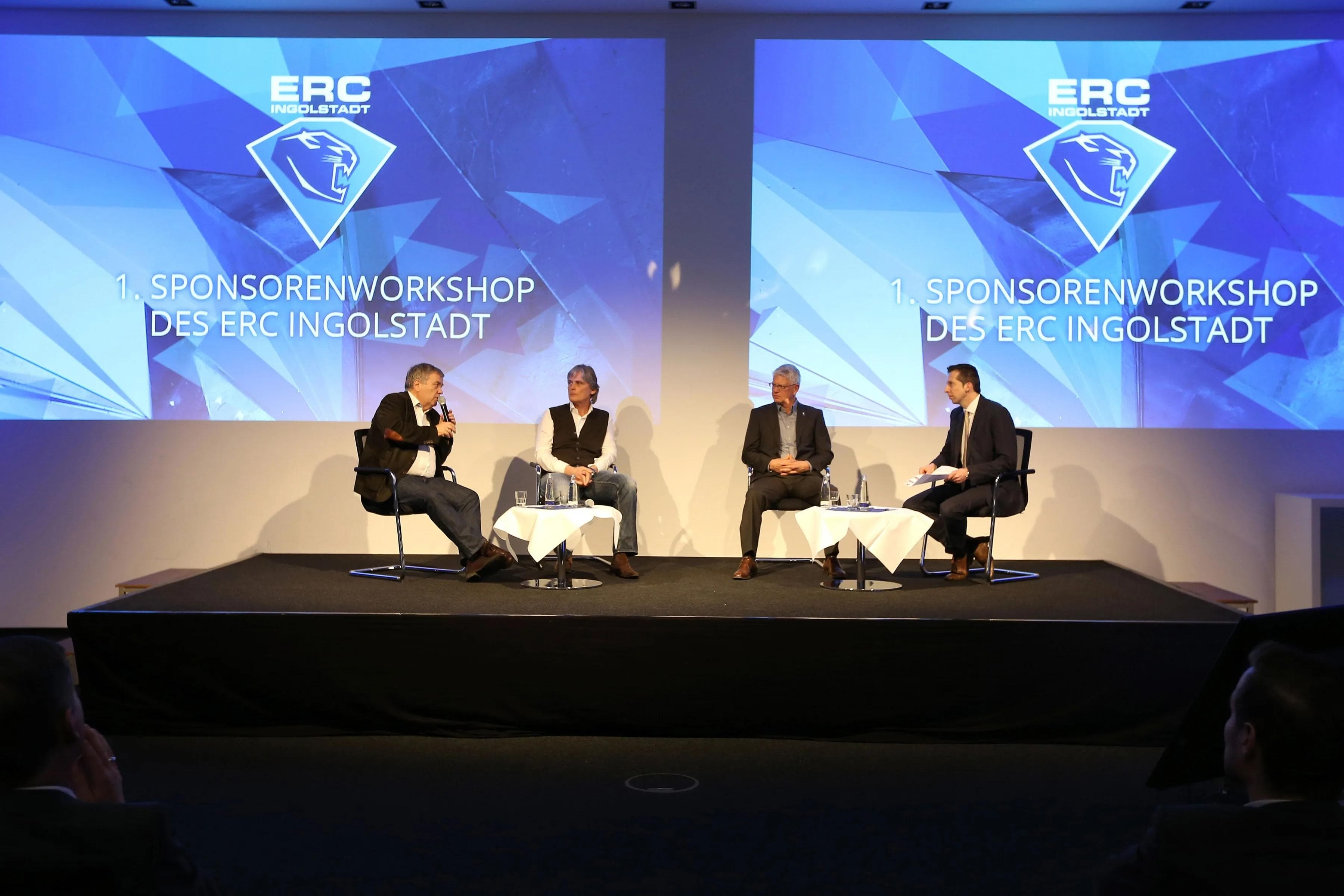 Illustres Podium: Werner Rabe (Bayerisches Fernsehen), Matthias Schumann (DEL), Franz Reindl (Präsident DEB) und Moderator Bernhard Mahler. - Foto: Bösl