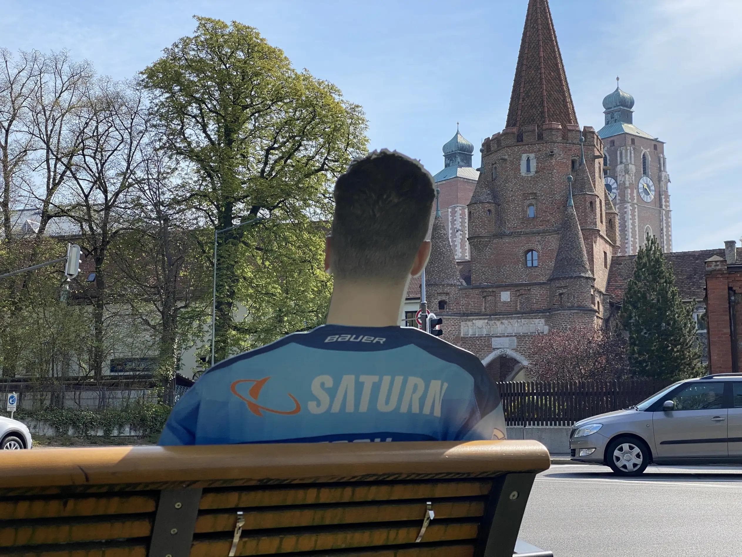 Hans Detsch beobachtet an der Friedhofstraße die Zufahrt zum "Bermuda-Dreieck".