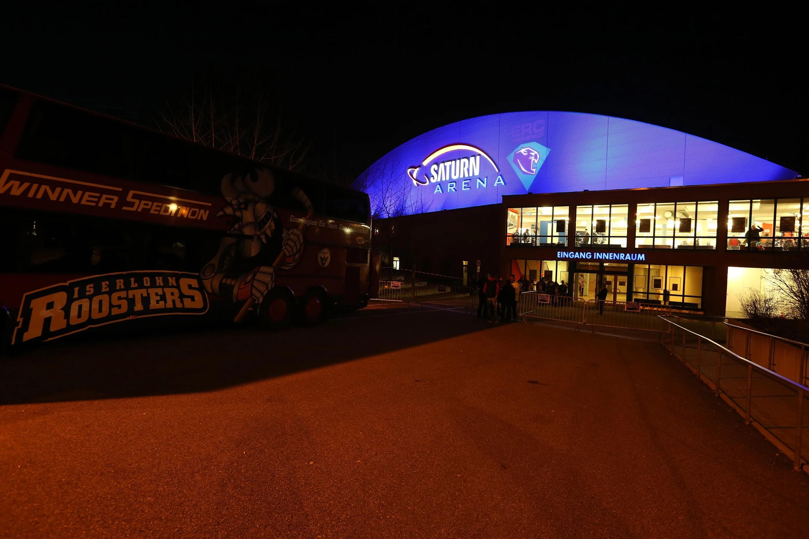 Die Saturn Arena erstrahlte in blau und passte damit ideal zur Kampagne des Fanprojekts, das die Fans zu "Alle IN Blau" aufgerufen hatte. Foto: Stefan Bösl / kbumm.de